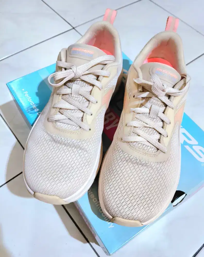 JUAL SEPATU SKECHERS WANITA ORIGINAL,UK.37,ISTIMEWA POL,HARGA NEGO