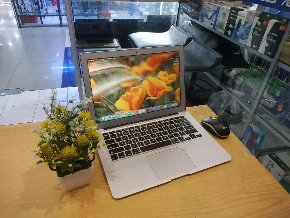 TINGGAL PAKE MACBOOK AIR 2017 CORE i5 RAM 8GB SSD 128GB