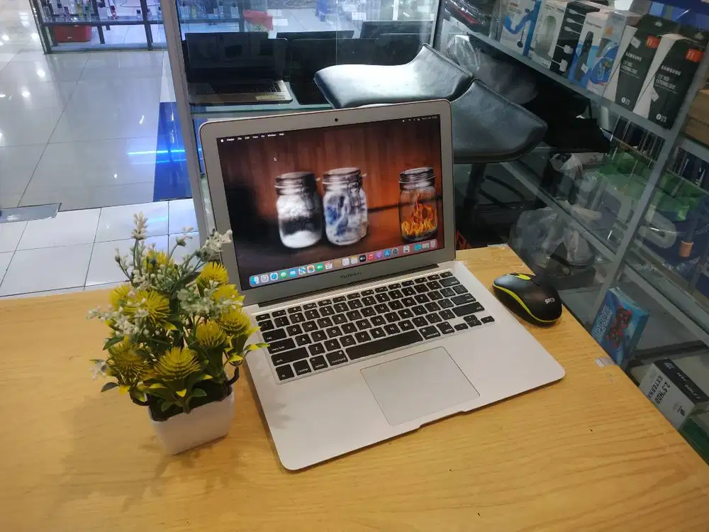 TINGGAL PAKE MACBOOK AIR 2017 CORE i5 RAM 8GB SSD 256GB