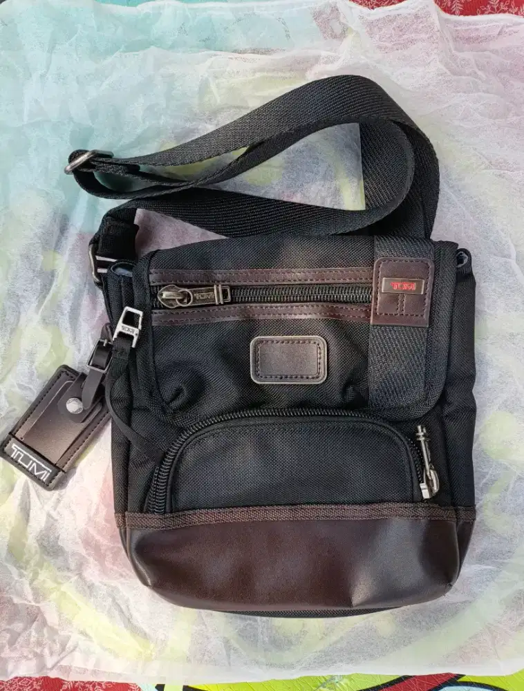 Tumi slingbag unisex ori preloved good condition harga net no nego