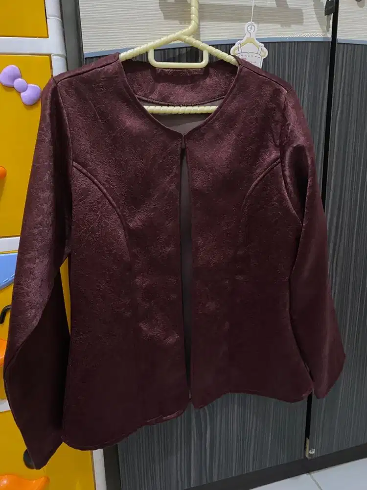 Outer warna burgundy