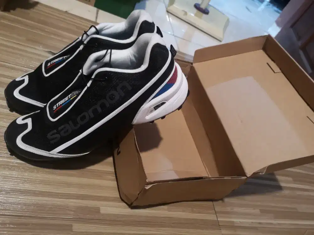 Sepatu salomon size 44 hitam