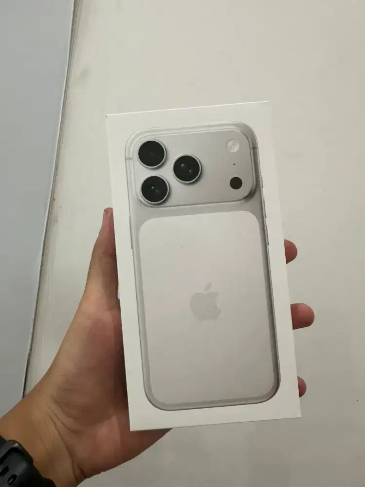 I PHONE 17 PRO SILVER
