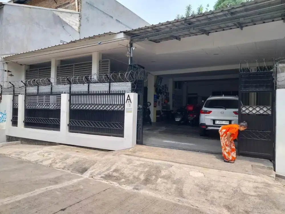 Dijual : Rumah 2 Lantai -  5Km Tdr, 3Km Mandi, Strategis dekat Perkantoran Jl. Sudirman, Jakarta Pusat.