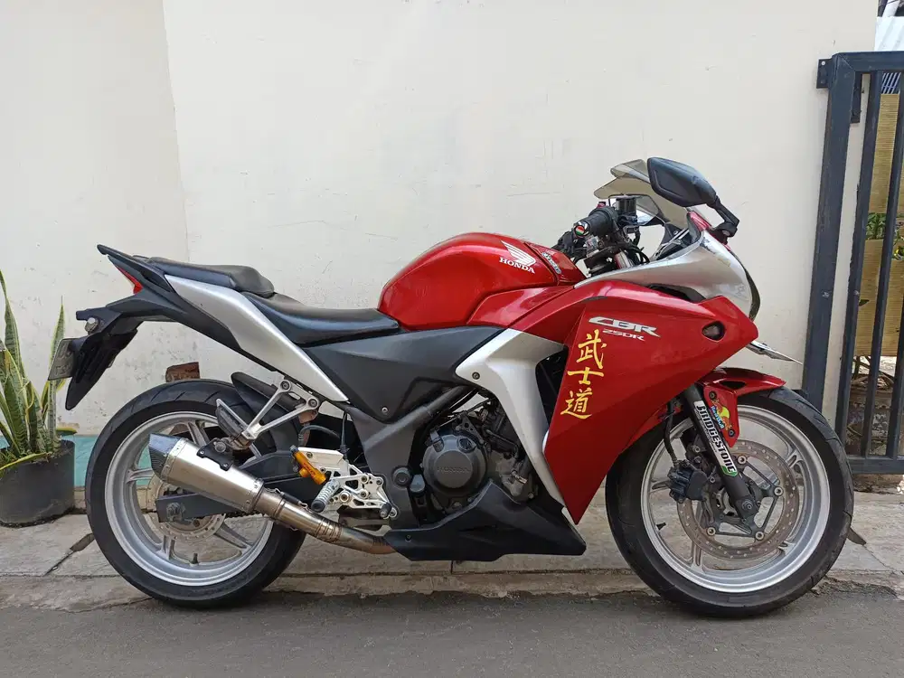 Honda CBR 250cc 2012 mulus lengkap siap pakai