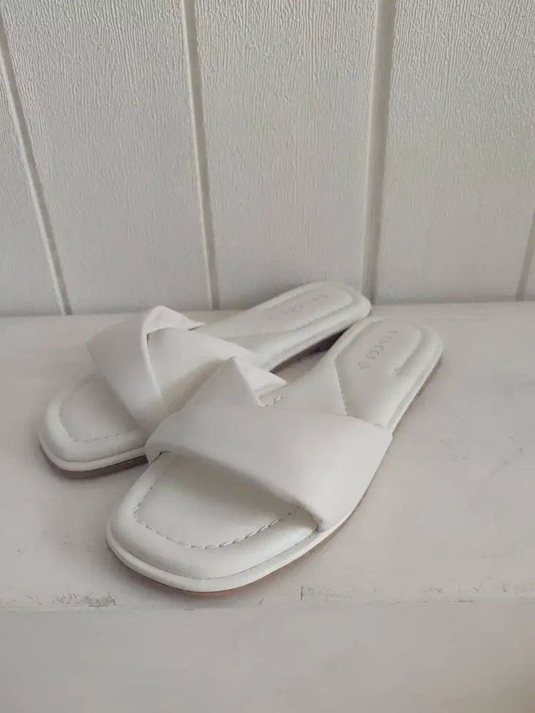 DIJUAL BARU Sandal Vincci Putih Slip On – Simple Elegan & Nyaman