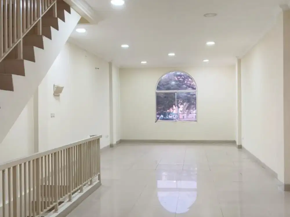 Disewakan Ruko Green Lake City Dengan 4 Lantai Dengan Ukuran 4.5 x 15 Lokasi Strategis Hadap Boulevard