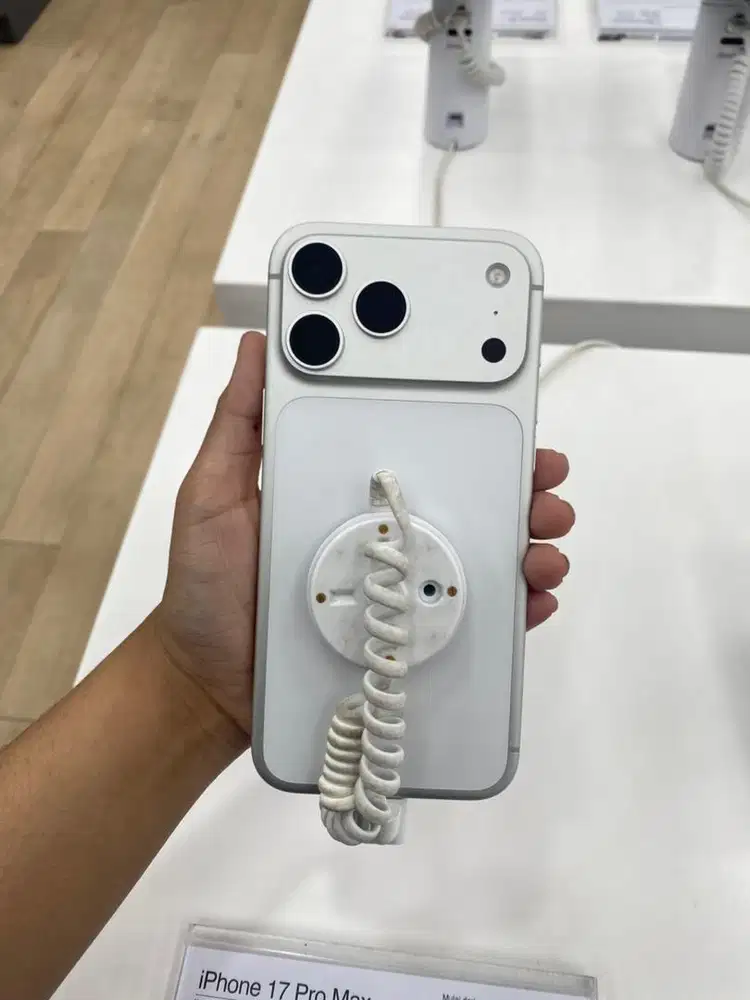 IPHONE 17 PROMAX SILVER