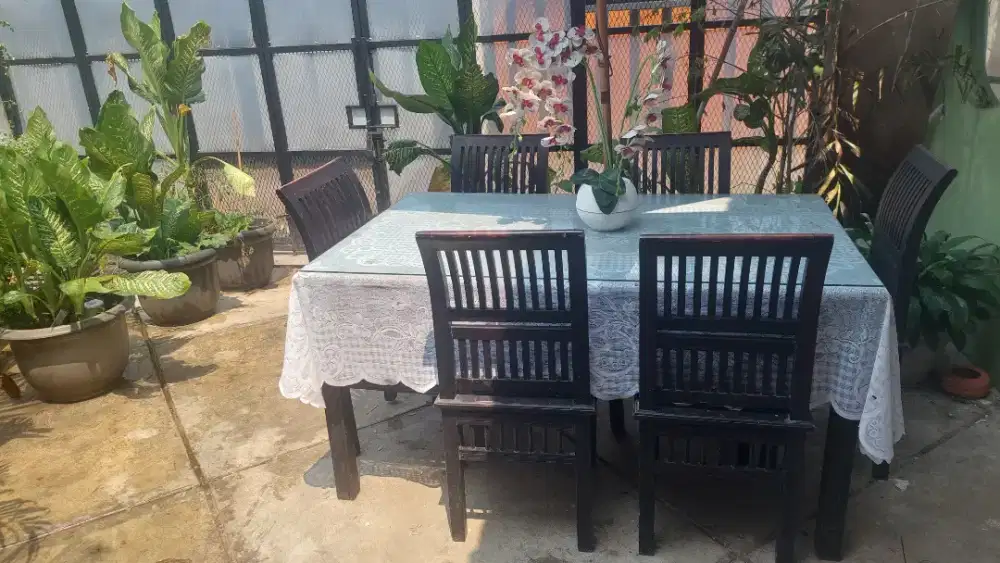 Meja makan kayu kokoh