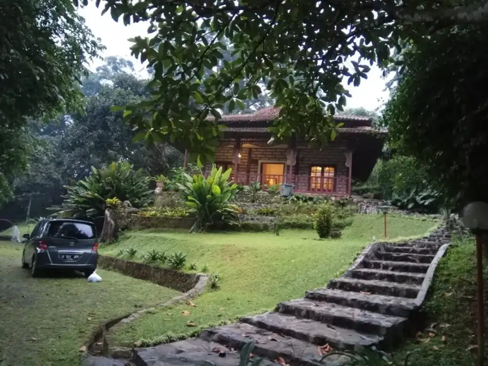 Dijual Villa + Tanah Luas Bangunan Terawat di Cisarua Bogor