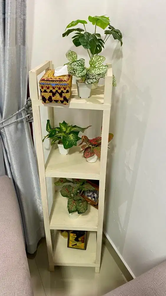 Rak sudut bahan kayu