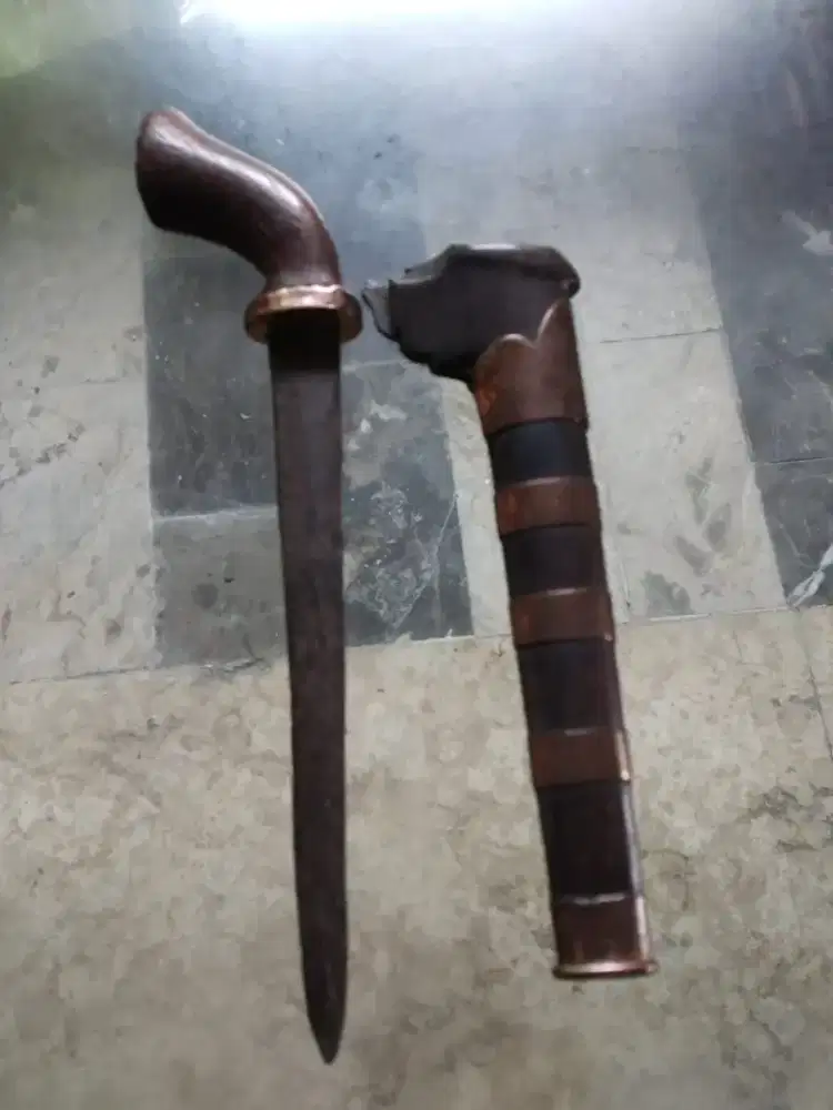 Kris kuno berlapis emas