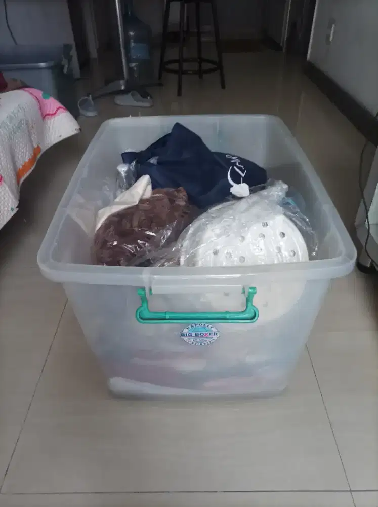 Box container uk. 80L termasuk isi nya.