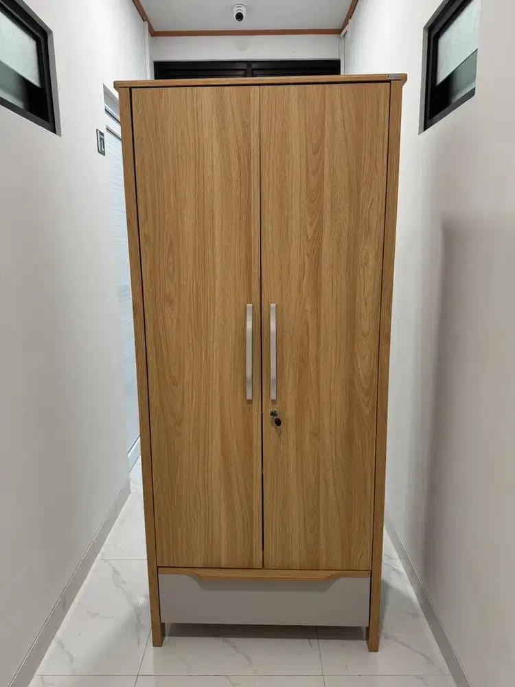 Lemari pakaian 2 pintu dengan laci