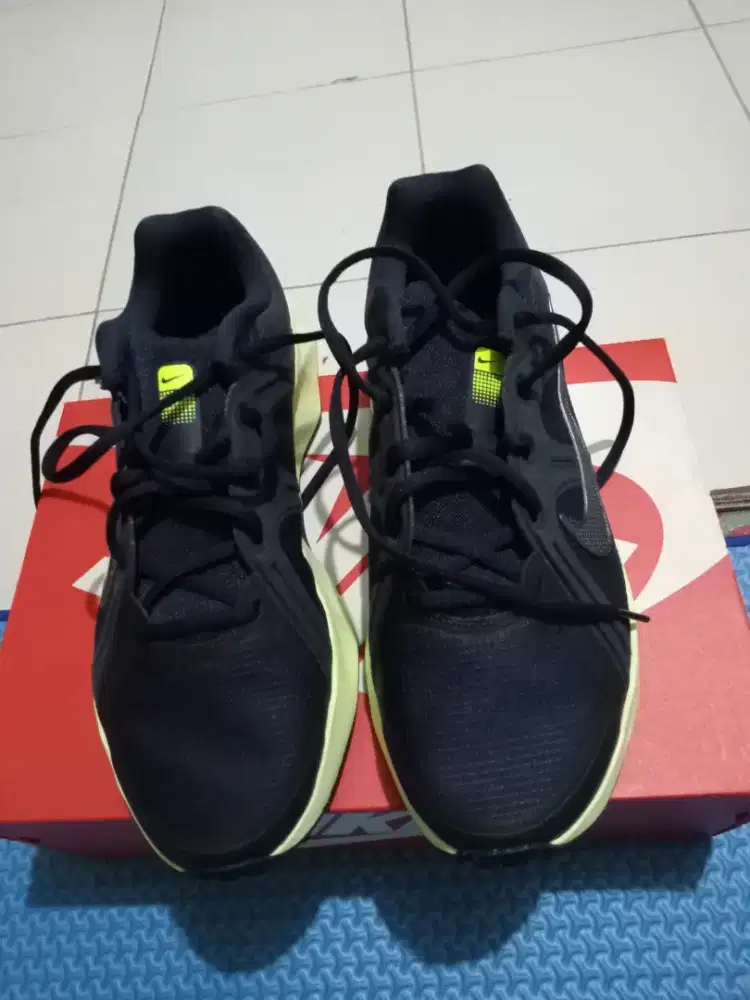 Sepatu Nike buat joging fitnes badminton padel cocok