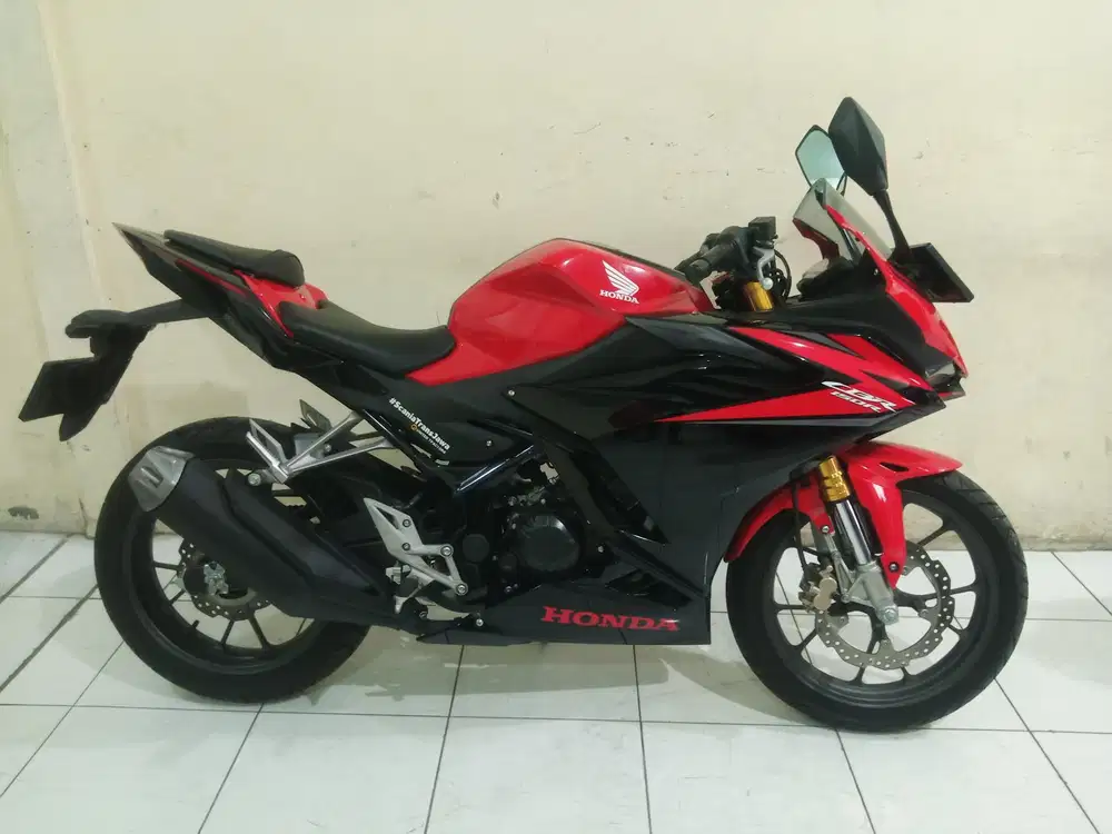 Honda CBR 150R merah hitam