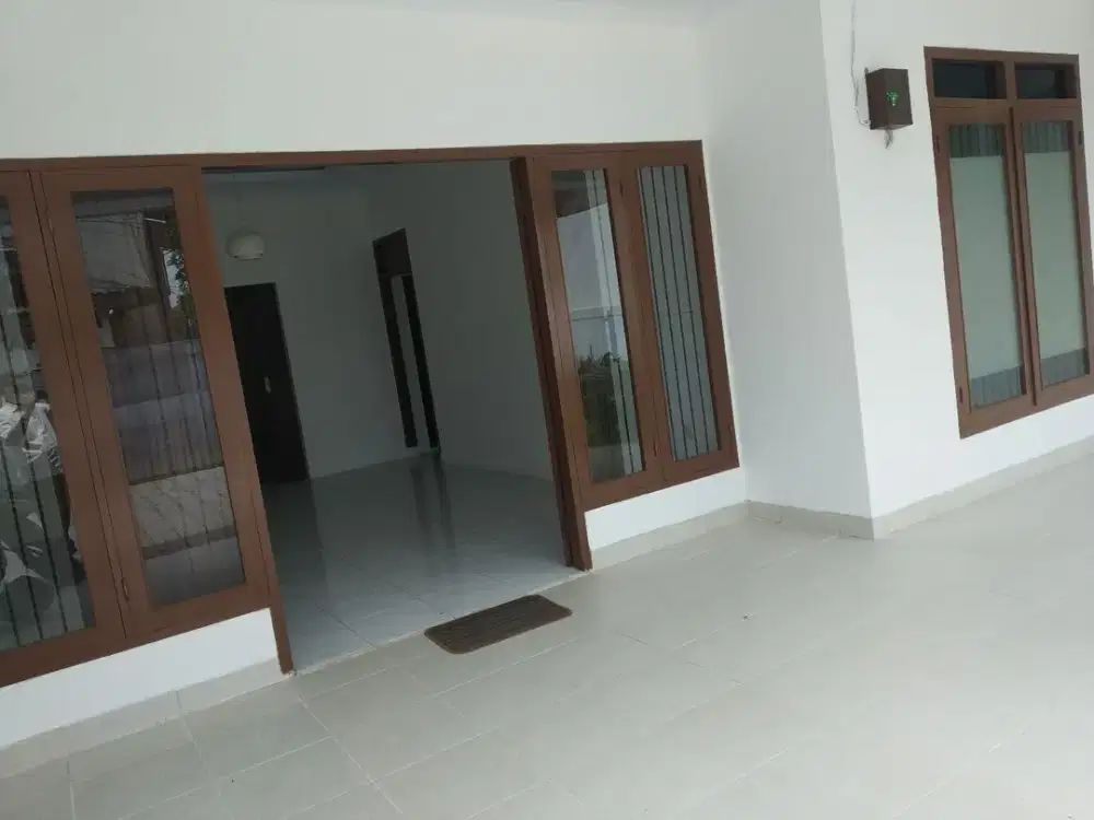 Rumah Lebak Bulus 1 lantai , Lt, 240 m /Lb, 200 m2 , sewa 130 jt / Thn
