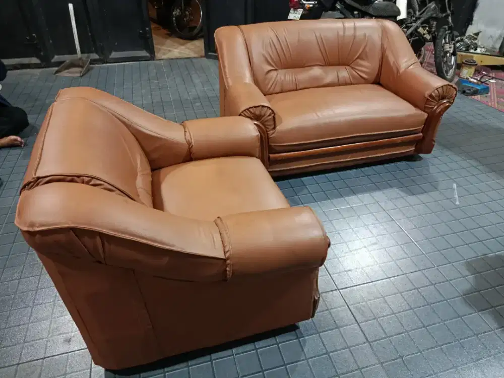 Sofa kulit set, 3 biji 1 meja kaca rangka kayu