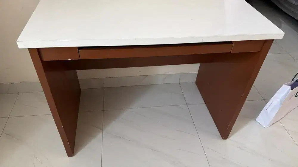 Meja Kerja atau Belajar