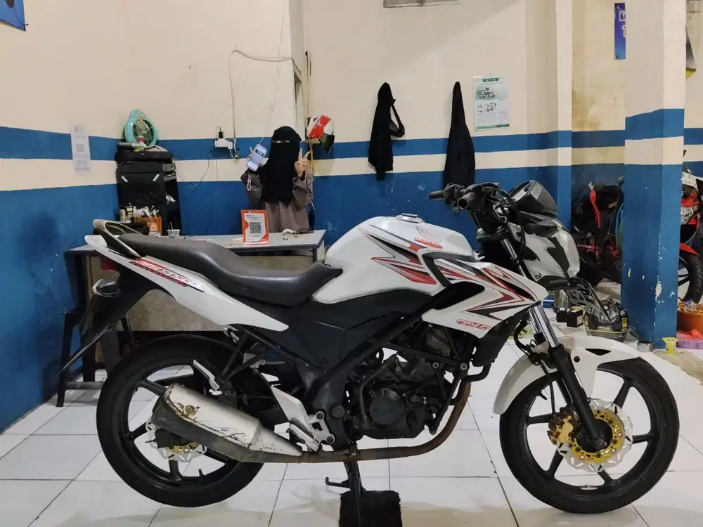 DIJUAL CEPAT HONDA CB 150R 2013 SUPER GRES