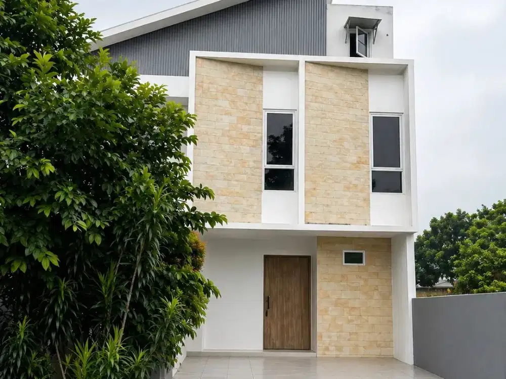 Dijual rumah 3 lantai di Casamora