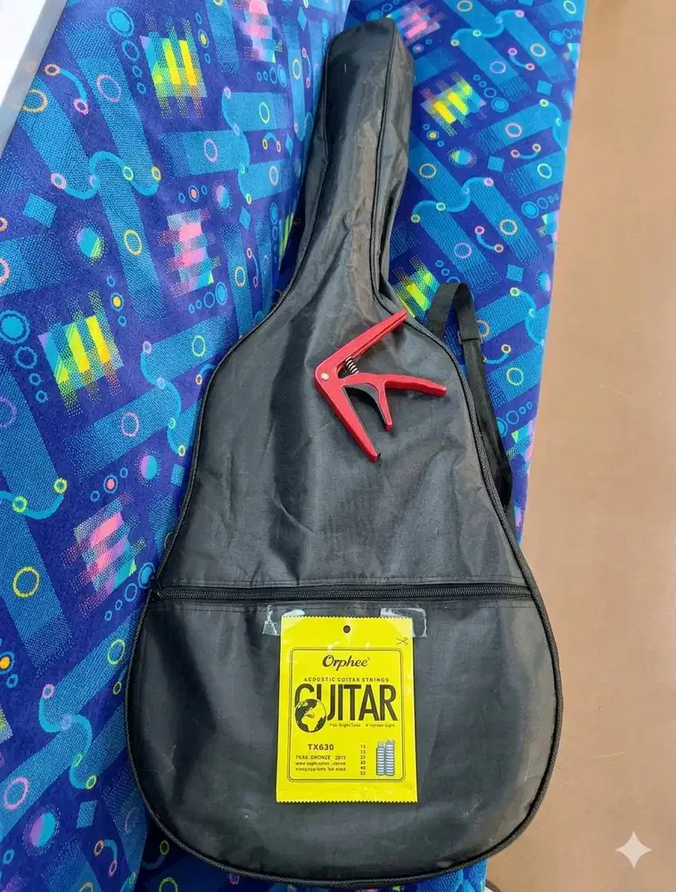 Tas sarung gitar 4/4 besar + kapo dan 1 set senar string akustik
