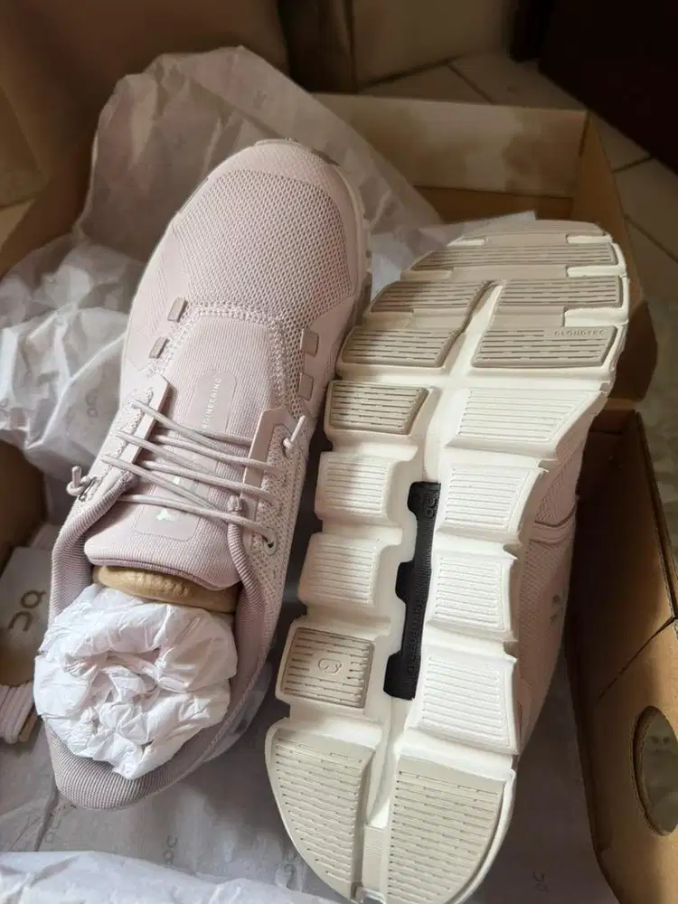 Dijual sepatu on cloud