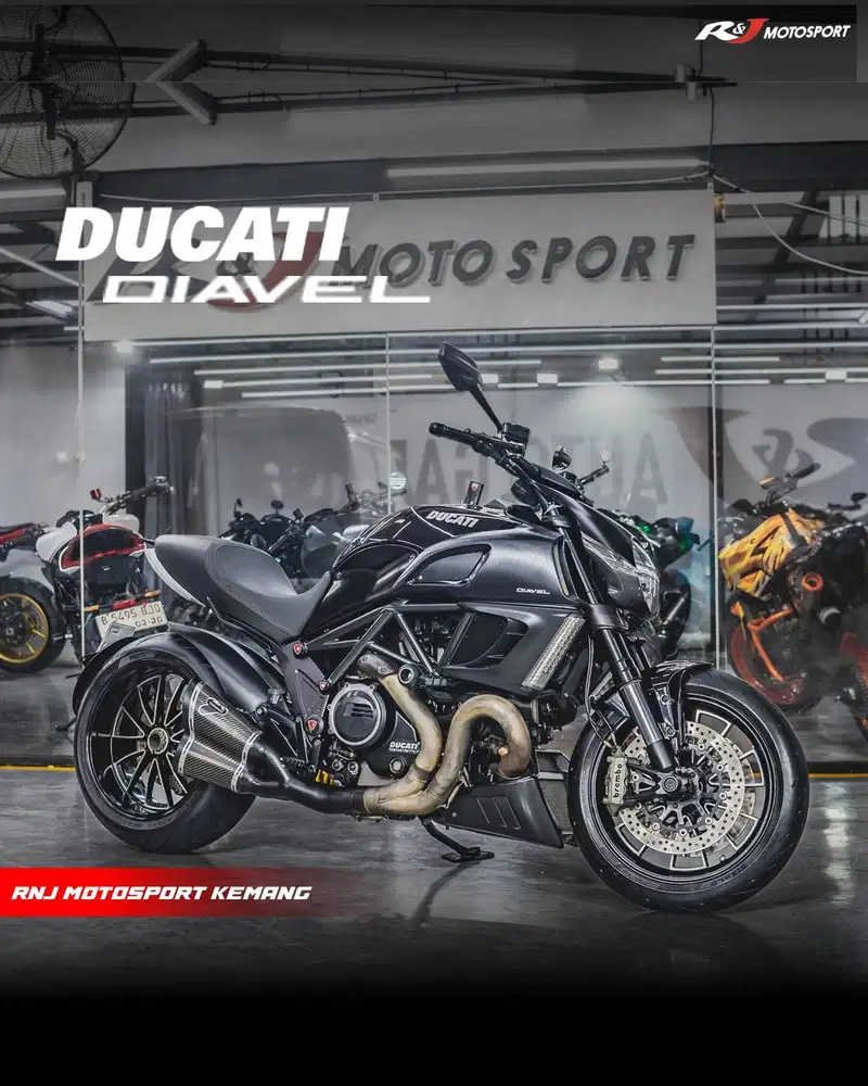 Ducati diavel base 2013 warna hitam knalpot termignoni