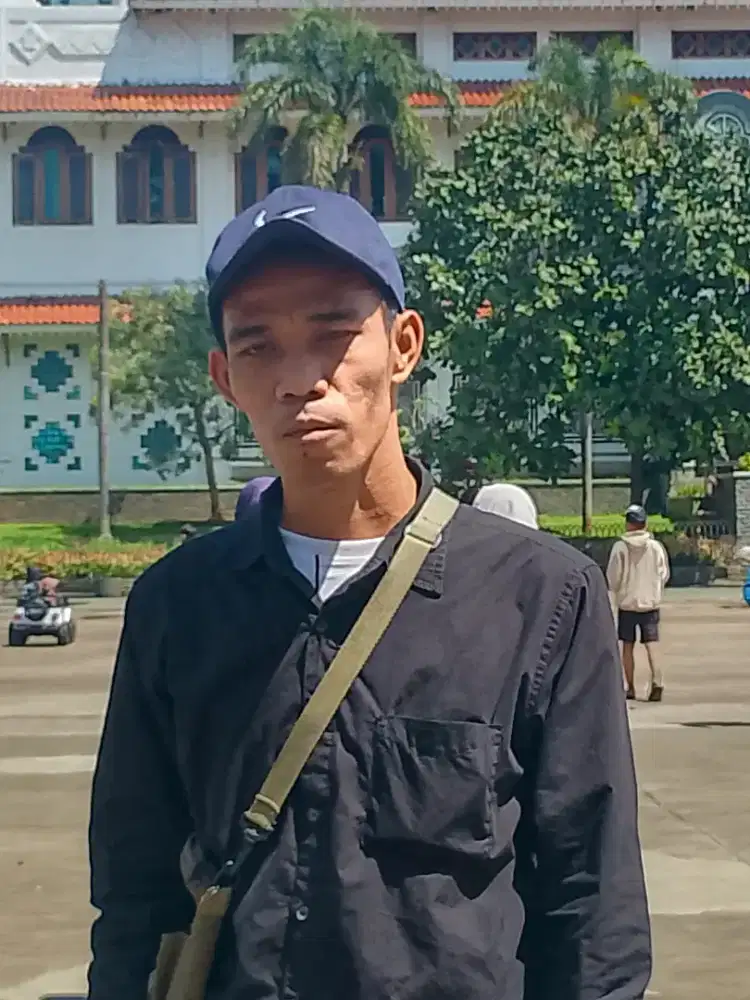 Cari kerja kuli panggul ato jaga ruma