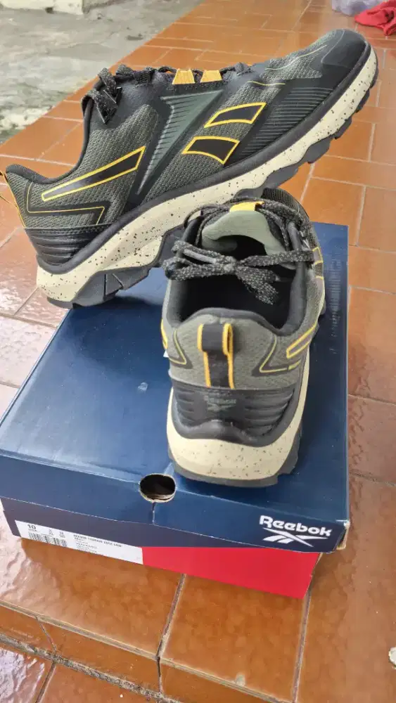 Prelove sepatu reebok