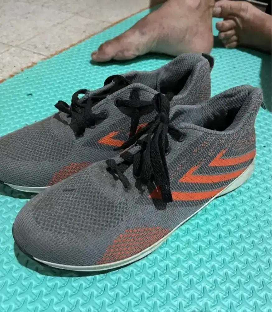 sepatu olahraga