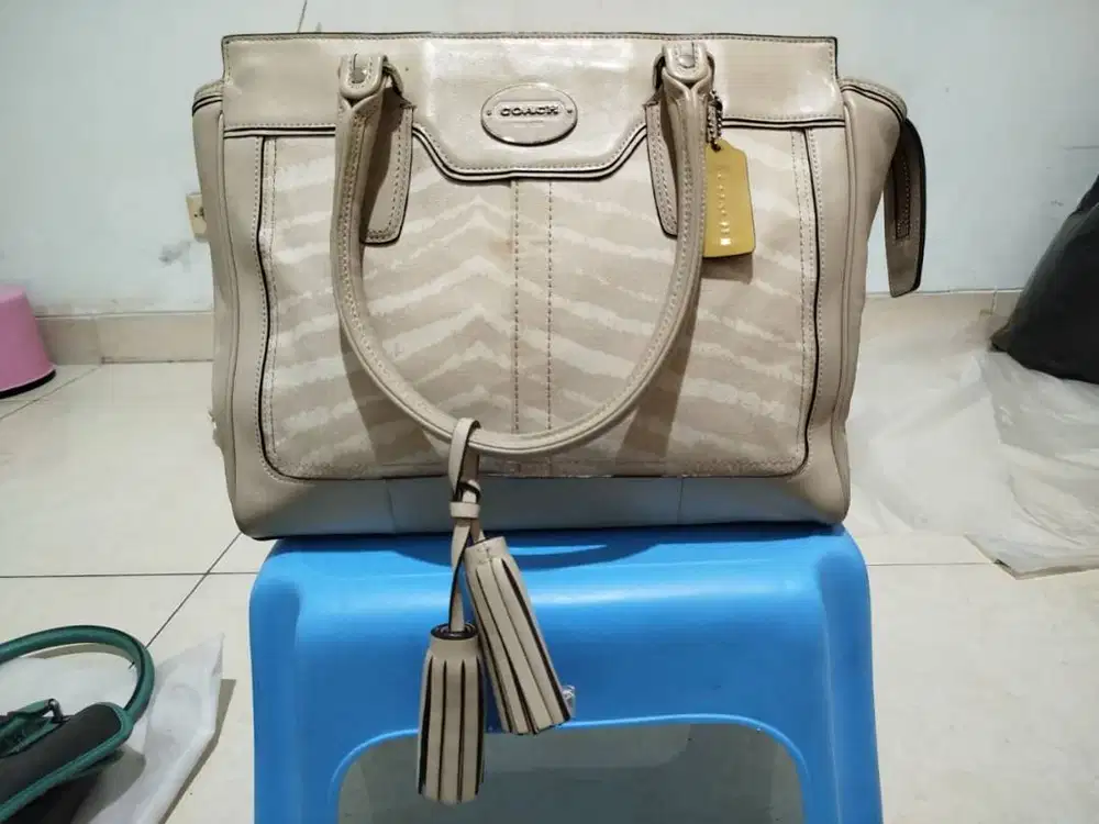 300-B Preloved Tas Coach Legacy Candace Carryall warna Cream Zebra