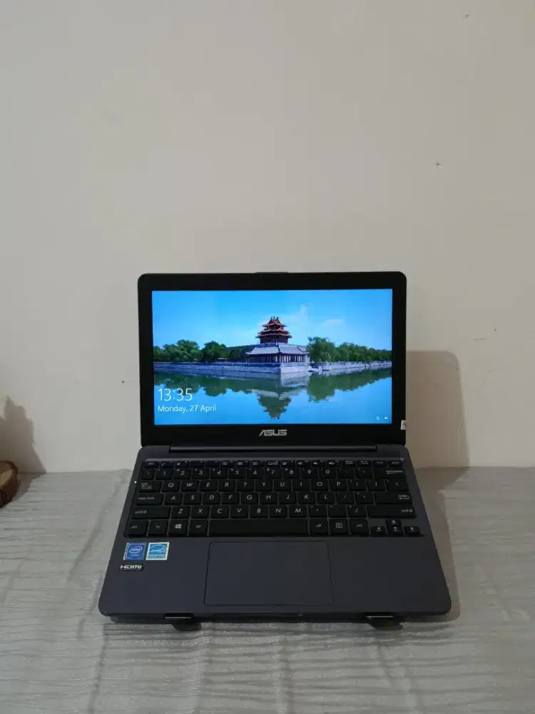 Asus E203MA Intel N4000 / 4 GB / 64 GB