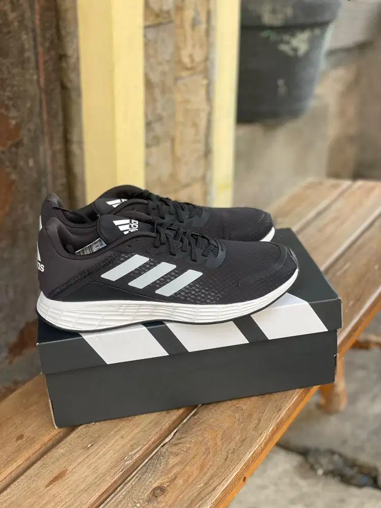 Sepatu running adidas
