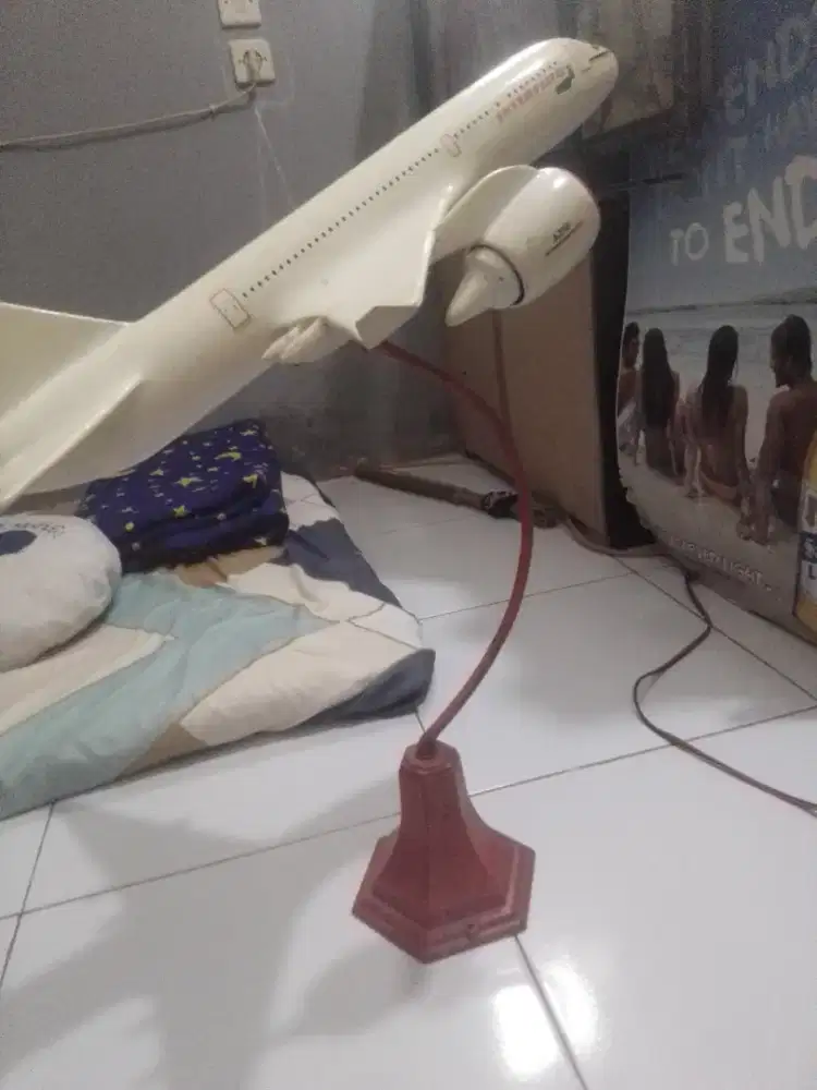 MINIATUR PESAWAT PENUMPANG