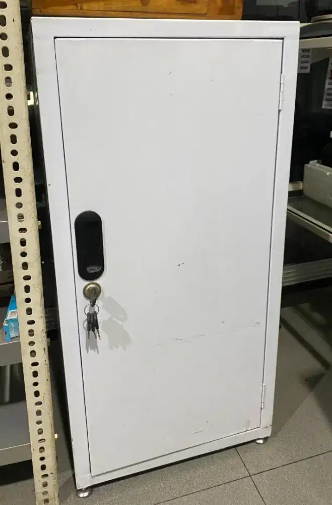 Lemari Penyimpanan Obat / Lemari Narkotik Apotek 2 Pintu ( Besar )