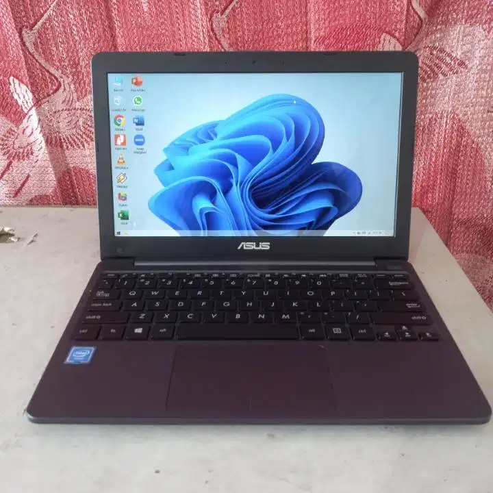 Notebook Asus E203NAH Slim Tipis Ringan RAM 2GB SSD 128GB Windows 10