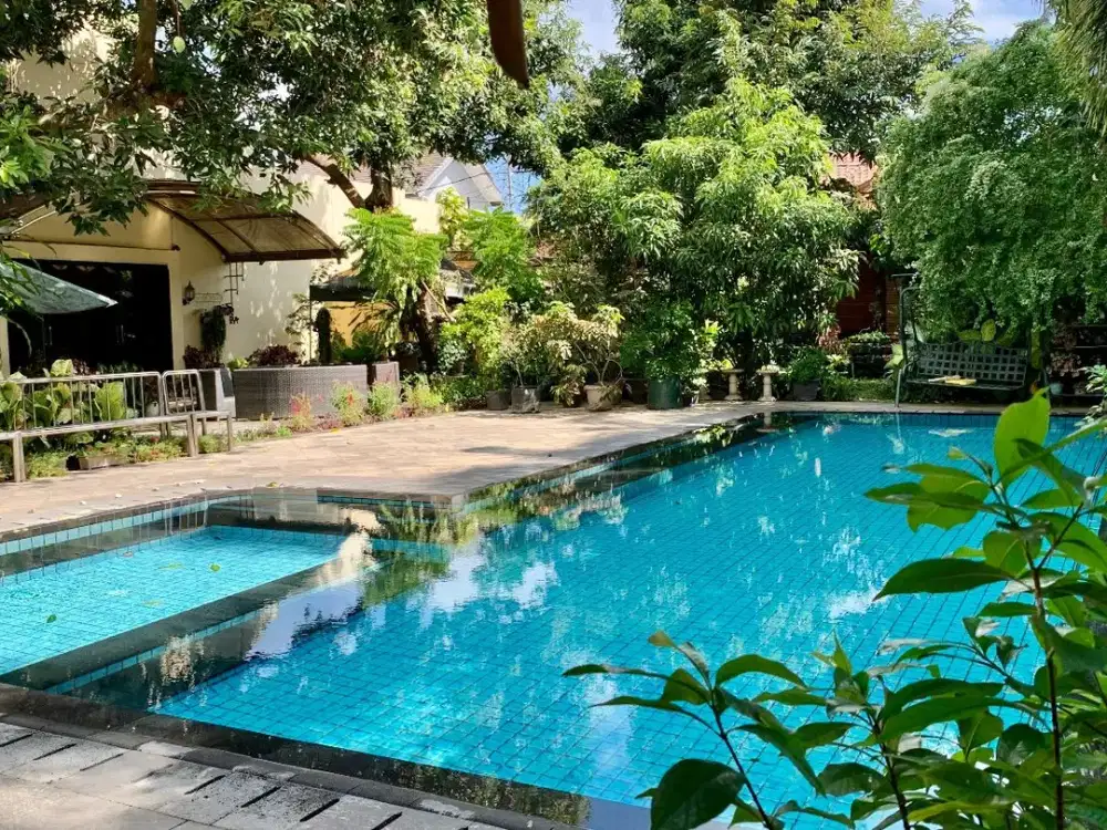 Rumah mewah dengan kolam renang pribadi di pusat Kota Mataram