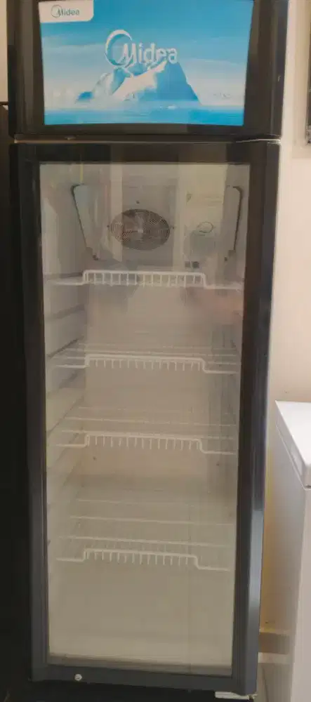 Dijual showcase merk midea