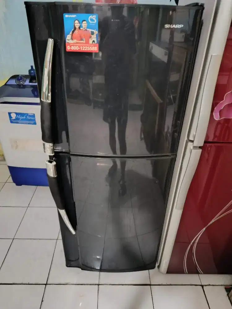 Kulkas 2 pintu merek Sharp samurai