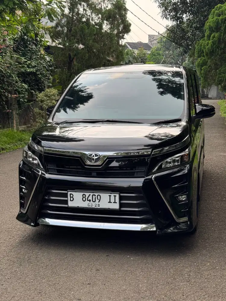 Jual Cash Toyota Voxy 2.0 AT 2018