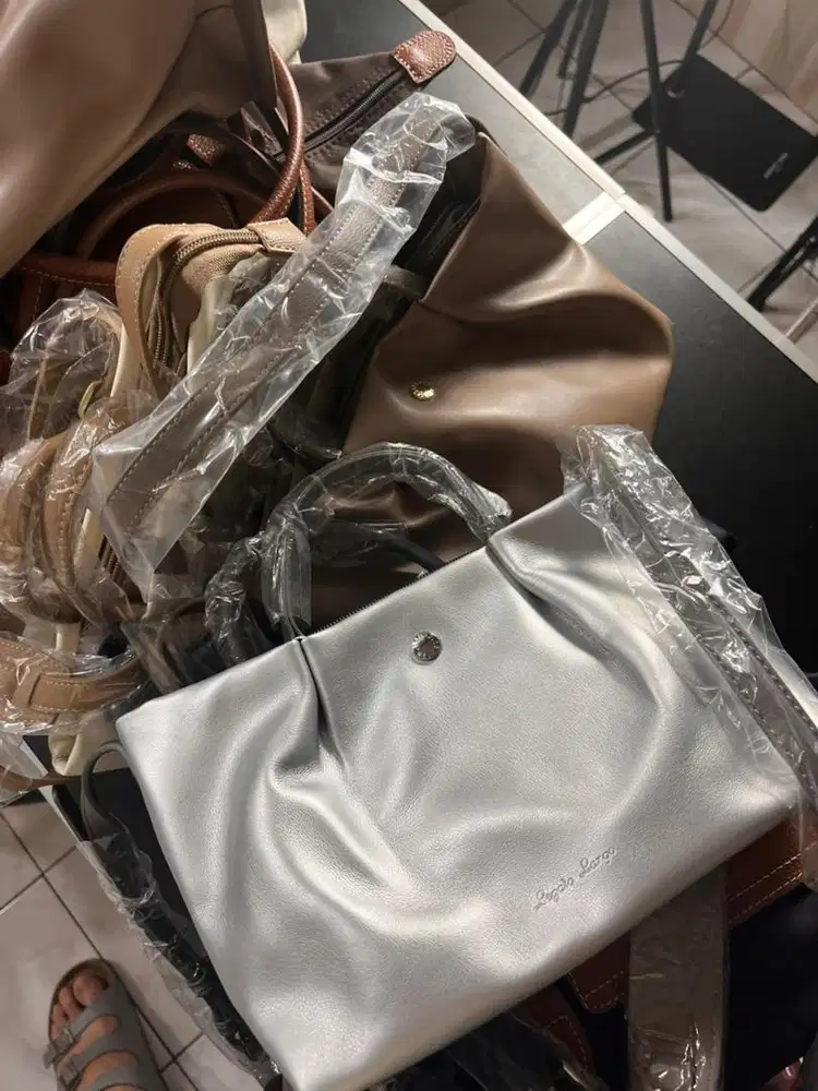 DI BUTUHKAN LIVE HOST DAN HELPER(GUDANG) jual tas wanita