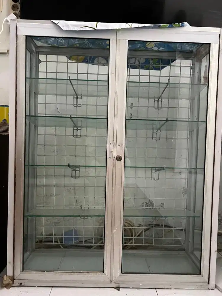 Stealing kaca gantung