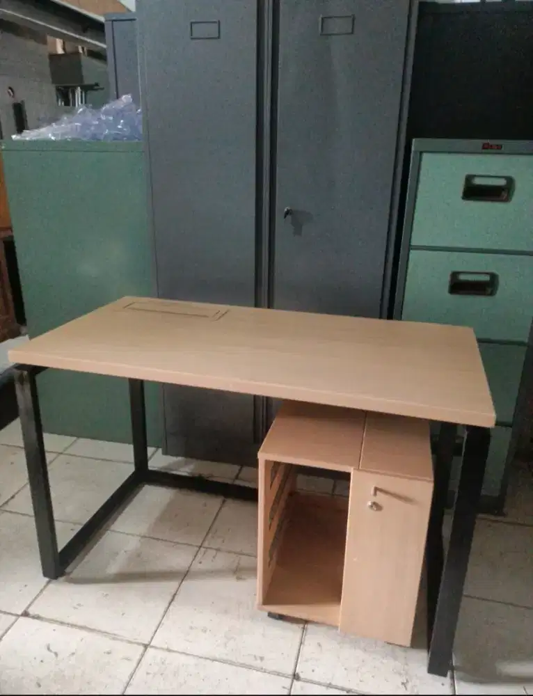 Meja kerja setengah biro kaki besi