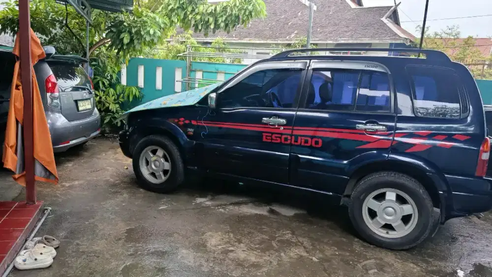 Suzuki Escudo th 2001 ,warna biru,mesin kering,kaki kaki senyap,manual