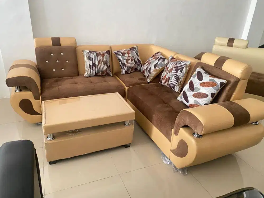 Sofa empuk dengan desain modern,