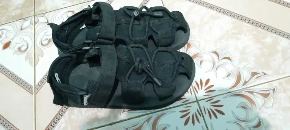 Sandal Gunung Traveller