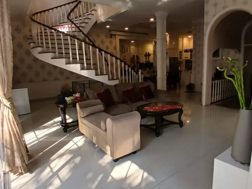 Rumah Mewah Hoek 3.5 Lantai di Taman Grisenda – Ada Kolam Renang, LB 900m²!