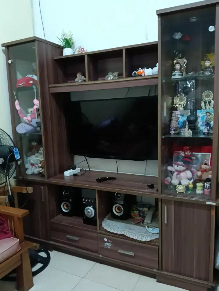 Lemari pajangan second