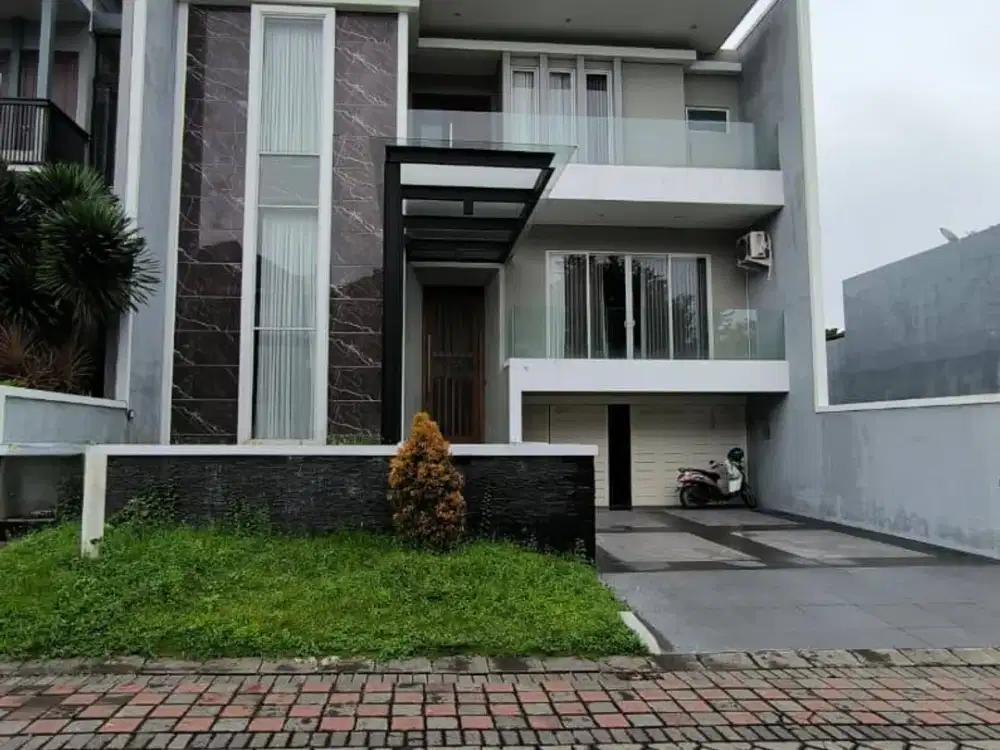 *Raffles Garden Citraland - Surabaya Barat* *Split Level 2,5 Lantai* *Row 3 Mobil , Semi Furnish*